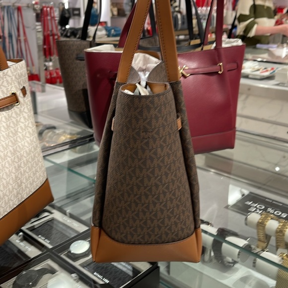 MICHAEL KORS
Reed Large Logo Belted Shoulder Tote Bag
Brown 
NWT - Picture 5 of 16